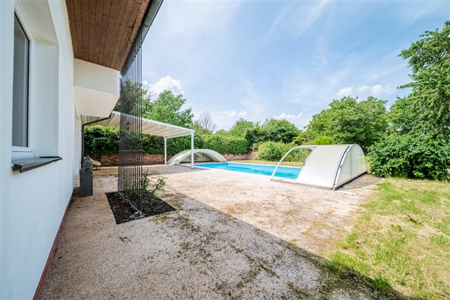 dům a bazén za domem [5/56]